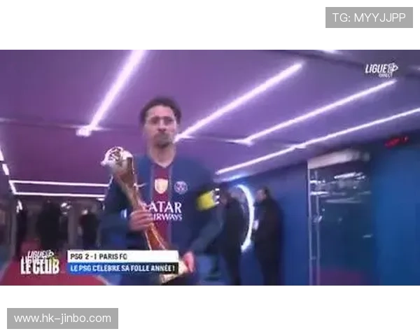 豪门争锋场边亲吻奖杯全场掌声雷动荣耀时刻见证历史辉煌